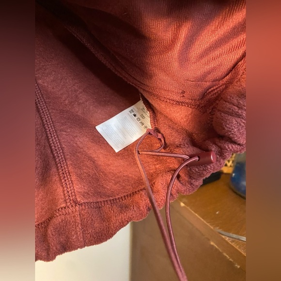 Columbia|| Full Zip Fleece Jacket in Maroon. Size Medium. With elastic. - Picture 3 of 9